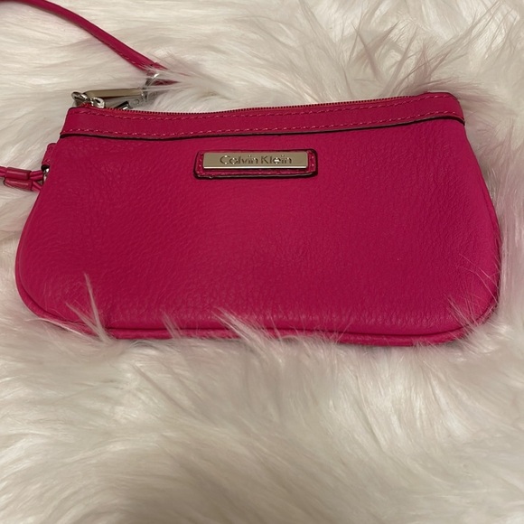 NWOT Hot Pink Calvin Klein Leather Wristlet D1 - Picture 2 of 7